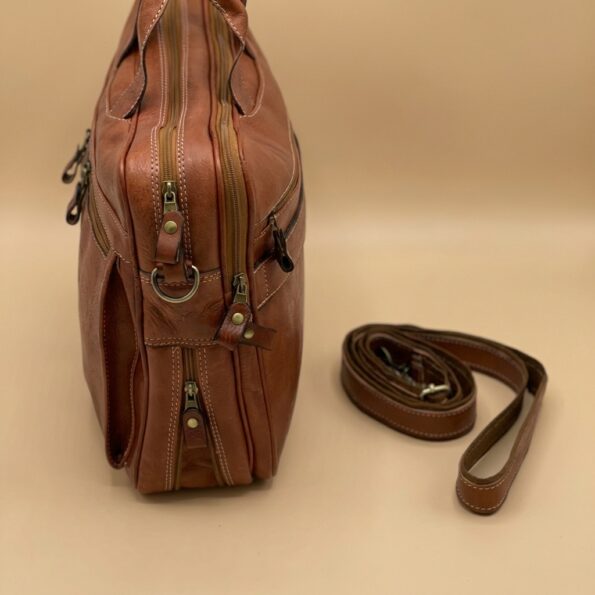 Entretenir un sac en cuir : cartable en cuir marron nourri et lustré