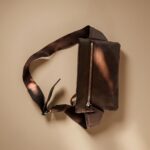 375_MARRON_FONCE_face_avant_Graine_STRAPE_ARTISANALE_1_marketing_20260619_154348.jpg